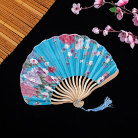 Leuke elegante kleine handwaaier met bloemen van bamboe en stof turquoise