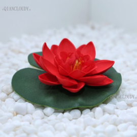 Drijvende rode Lotusbloem op blad 10 cm
