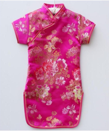 Beeldschoon brokaat Chinees jurkje met gewoven bloemen fuchsia laatste maat 134/140