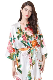 Prachtige witte kimono met oranje en roze rozenprint