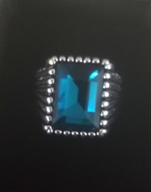 Nr. 15 Tibetaans zilveren ring met rechthoekige blauwe facetsteen maat 21