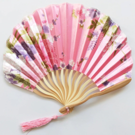 Leuke elegante kleine handwaaier met bloemen van bamboe en stof roze