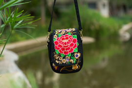 Leuk èn handig geborduurd schoudertasje/telefoontasje met dubbele rits rode lotusbloem