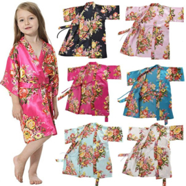 Prachtige kinderkimono met grote bloemen fuchsia