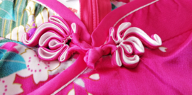 Bijzonder leuk Chinees pauwenjurkje met chinese knoopsluiting fuchsia