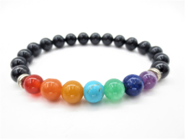 Prachtige armband van geslepen 8 mm zwarte Onyx kralen en 7 chakra kralen in geschenkdoosje