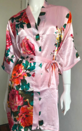 Prachtige roze kimono met oranje en roze rozenprint