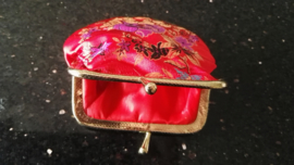 Leuk klein brokaat portemoneetje rood met gekleurde bloesem