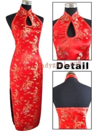Elegante lange rode halterjurk met blote rug
