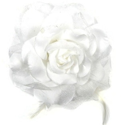 Prachtige grote roos op clip met glitters en veertjes wit
