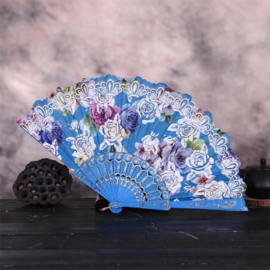Prachtige handwaaier van stof met grote bloemen turquoise