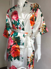 Prachtige witte kimono met oranje en roze rozenprint