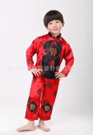 Geweldig leuk Chinees pakje "geluk" rood met zwart laatste maat 110