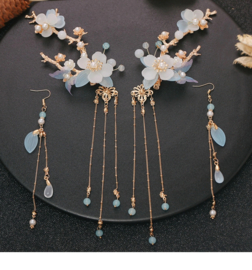 Prachtige set Aziatische Hanfu haaraccessoires en oorbellen met lichtblauwe/witte bloemen B