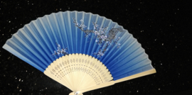 Mooie handwaaier met pruimenbloesem van bamboe en stof blauw