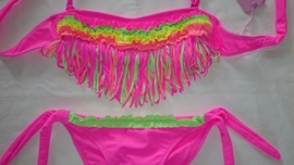 Super hippe fringe bikini met roezels fuchsia alleen nog 152/158