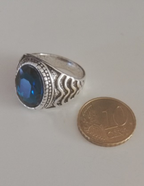 Nr. 12 Tibetaans zilveren ring met ovale blauwe facetsteen maat 20