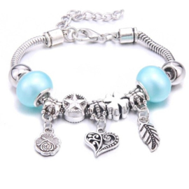 Mooi Pandorastyle armbandje met roosje, hartje, veertje en blauwe parelkralen