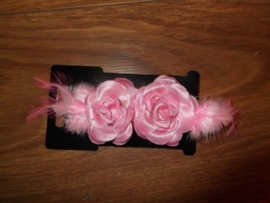 Twee haarklemmen met roze roosjes met glitters en veertjes