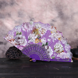 Prachtige handwaaier van stof met grote bloemen paars