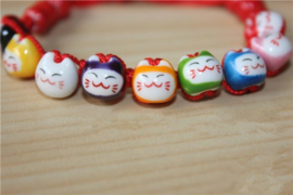 Verstelbaar kralenarmbandje "Lucky cat" rood