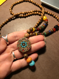 Nepalese geluksketting met rond amulet bloem