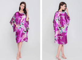 Mooie paarse satijnen one-size kaftan met pauwen maat 40 - 48