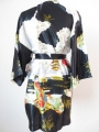 Fantastische kleurrijke halflange zwarte kimono met Geisha