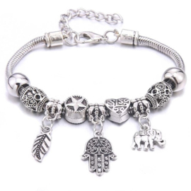 Mooi Pandorastyle armbandje met veertje, handje, olifantje en zilveren kralen