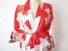 Fantastische kleurrijke halflange rode kimono met Geisha 