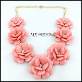 Prachtige grote statement ketting met 7 roze rozen