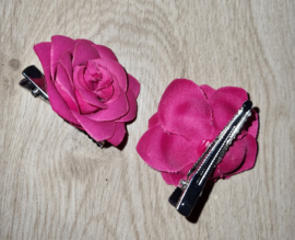 Twee superleuke fuchsiaroze haarroosjes 4 cm doorsnede op haarclip