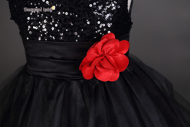 Prachtige zwarte feestjurk met pailletten lijfje en rode bloem in de taille maat 140/146 (160/12)