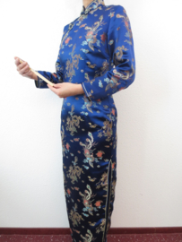 Fantastische lange kobaltblauwe Chinese jurk met mouwen draken en phoenix motief