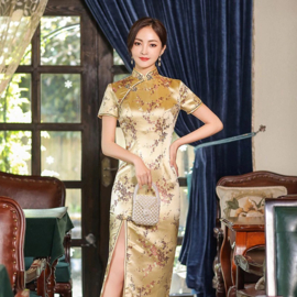 Prachtige lange gouden Chinese jurk met pruimenbloesem en elegante split schuinvoor