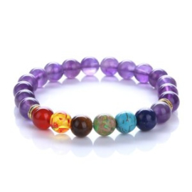 Prachtige armband van geslepen 8 mm Amethyst kralen en 7 chakra kralen in geschenkdoosje