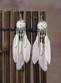 Bohemian oorbellen met witte en zilveren veertjes en turquoise kraaltjes V2