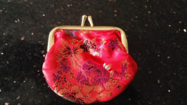 Leuk klein brokaat portemoneetje rood met gekleurde bloesem
