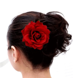 Prachtige bordeauxrode roos op haarclip/broche