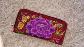 Prachtig geborduurde portomonnee bordeaux met paarse lotusbloem