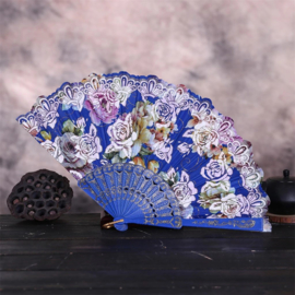Prachtige handwaaier van stof met grote bloemen kobaltblauw