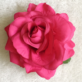 Prachtige fuchsia roos op haarclip/broche