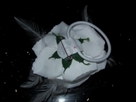 Haarelastiek / broche met prachtige witte roos met glitter en veertjes