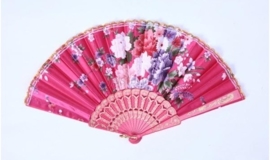 Mooie handwaaier van stof met bloemen fuchsia