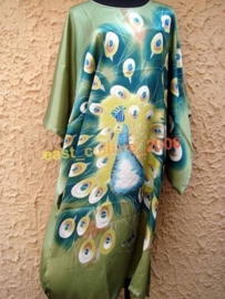 Mooie groene satijnen one-size jurk met pauwentooi maat 44 - 50