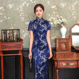 Prachtige lange kobaltblauwe Chinese jurk met pruimenbloesem en elegante split schuinvoor