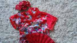 Erg leuk rood Chinees zomerjurkje met bloemenprint