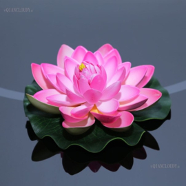 Drijvende roze  Lotusbloem op blad 17 cm