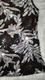 Feestelijk zwart glitterpailletten jurkje met sierlijke zilveren bladeren maat 122/128