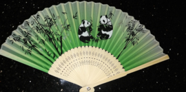 Mooie handwaaier met panda's van bamboe en stof groen